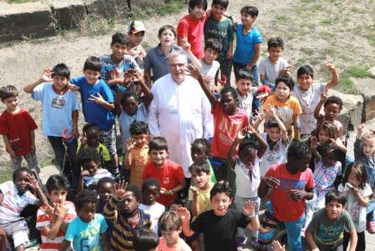 Dr. Erich Theo Merholz mit Kindern im Friedensdorf Oberhausen. Der langjährige Chefarzt der Mund-, Kiefer- und Gesichtschirurgie (MKG) in der Lukas Klinik ging jetzt in den Ruhestand. (Foto: © Uli Preuss)