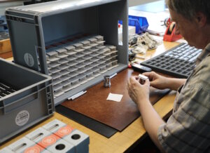 Am Merkur-Firmensitz wird in klassischer Handarbeit montiert und produziert. (Foto: © Bastian Glumm)
