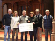 Freuen sich über ein gelungenes Adventskonzert der Merscheider Chöre: v.li. Joachim Blümer (KIWANIS), Claudia Blümer (Gemeindechor), Martin Idelberger (KIWANIS), Katja Langenbach (Gemeindechor), Wolfgang Kläsener (Seelsorgebereichsmusiker) und Andreas Krings (Merscheider Männergesangverein). (Foto: © KIWANIS)