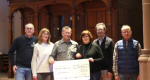 Freuen sich über ein gelungenes Adventskonzert der Merscheider Chöre: v.li. Joachim Blümer (KIWANIS), Claudia Blümer (Gemeindechor), Martin Idelberger (KIWANIS), Katja Langenbach (Gemeindechor), Wolfgang Kläsener (Seelsorgebereichsmusiker) und Andreas Krings (Merscheider Männergesangverein). (Foto: © KIWANIS)