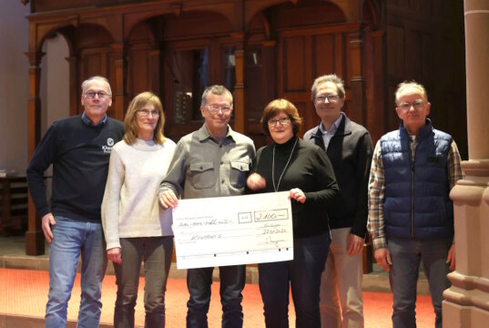 Freuen sich über ein gelungenes Adventskonzert der Merscheider Chöre: v.li. Joachim Blümer (KIWANIS), Claudia Blümer (Gemeindechor), Martin Idelberger (KIWANIS), Katja Langenbach (Gemeindechor), Wolfgang Kläsener (Seelsorgebereichsmusiker) und Andreas Krings (Merscheider Männergesangverein). (Foto: © KIWANIS)