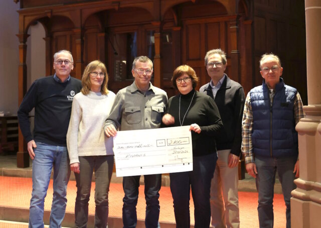 Freuen sich über ein gelungenes Adventskonzert der Merscheider Chöre: v.li. Joachim Blümer (KIWANIS), Claudia Blümer (Gemeindechor), Martin Idelberger (KIWANIS), Katja Langenbach (Gemeindechor), Wolfgang Kläsener (Seelsorgebereichsmusiker) und Andreas Krings (Merscheider Männergesangverein). (Foto: © KIWANIS)
