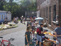Stöbern, feilschen und entdecken: Beim Merscheider Hoftrödel öffnen Anwohner ihre Höfe und Gärten für trödelbegeisterte Besucher. (Foto: © Merscheider Hoftrödel)