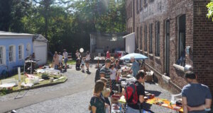 Stöbern, feilschen und entdecken: Beim Merscheider Hoftrödel öffnen Anwohner ihre Höfe und Gärten für trödelbegeisterte Besucher. (Foto: © Merscheider Hoftrödel)