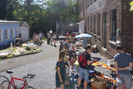 Stöbern, feilschen und entdecken: Beim Merscheider Hoftrödel öffnen Anwohner ihre Höfe und Gärten für trödelbegeisterte Besucher. (Foto: © Merscheider Hoftrödel)