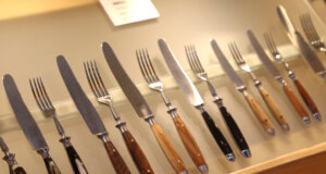 Schneid- und Haushaltwarenindustrie blickt vorsichtig optimistisch auf 2026 Besteck und Schneidwaren auf der Konsumgütermesse Ambiente in Frankfurt: die Branche meldet für 2025 ein moderates Wachstum. (Foto: © Bastian Glumm)