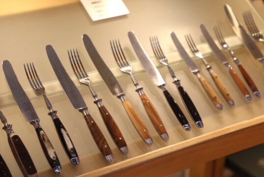 Besteck und Schneidwaren auf der Konsumgütermesse Ambiente in Frankfurt: die Branche meldet für 2025 ein moderates Wachstum. (Foto: © Bastian Glumm)