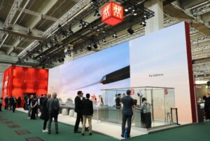 Der Messestand von Zwilling auf der Ambiente 2026 in Halle 8.0. Nach mehrjähriger Pause präsentierte sich das Unternehmen mit großflächiger LED-Bewegtbildwand und modernem Markenauftritt. (Foto: © Bastian Glumm)