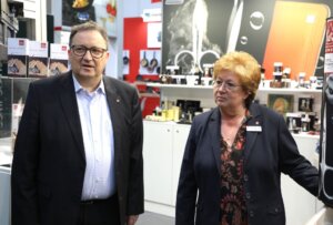 Michael Becker, Geschäftsführer, und Silke Rohde, Verkaufsleiterin von Becker Manicure (Marke ERBE), am Messestand des Solinger Unternehmens auf der Ambiente 2026 in Frankfurt. (Foto: © Bastian Glumm)