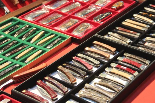Wie die Stadt Solingen mitteilt, muss die  international renommierte Klingenmesse KNIFE im Jahr 2025 ausgesetzt werden. Grund seien Brandschutzmängel im Theater und Konzerthaus. (Archivfoto: © Bastian Glumm)