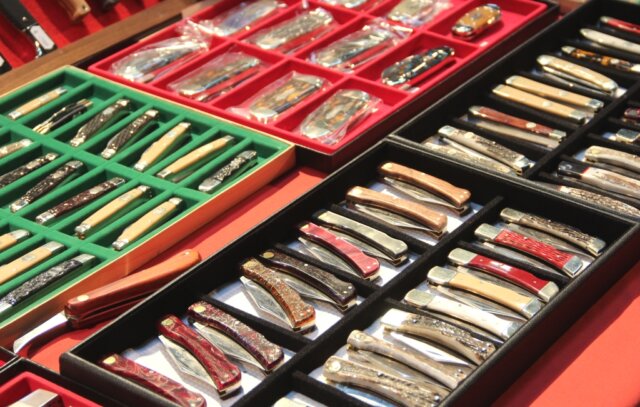 messer-besteck-messe-verkauf-stahlwaren-klingen Wie die Stadt Solingen mitteilt, muss die international renommierte Klingenmesse KNIFE im Jahr 2025 ausgesetzt werden. Grund seien Brandschutzmängel im Theater und Konzerthaus. (Archivfoto: © Bastian Glumm)