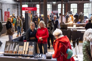 Auf rund 1.500 Quadratmetern Ausstellungsfläche präsentieren sich 25 Unternehmen mit Küchen- und Taschenmessern, Scheren, Rasierutensilien, Maniküre-Instrumenten und vielen weiteren Produkten direkt aus den Werkstätten der Solinger Hersteller. (Foto: © Stefan Arendt)