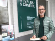 Patrik Hympendahl vor der neuen Werkstatt von „Messers Schneide“ in Solingen-Ohligs. Der Gründer startete sein Unternehmen 2020 in einer Kölner Garage. (Foto: © Bastian Glumm)