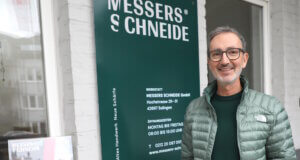 Patrik Hympendahl vor der neuen Werkstatt von „Messers Schneide“ in Solingen-Ohligs. Der Gründer startete sein Unternehmen 2020 in einer Kölner Garage. (Foto: © Bastian Glumm)