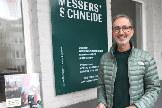 Patrik Hympendahl vor der neuen Werkstatt von „Messers Schneide“ in Solingen-Ohligs. Der Gründer startete sein Unternehmen 2020 in einer Kölner Garage. (Foto: © Bastian Glumm)