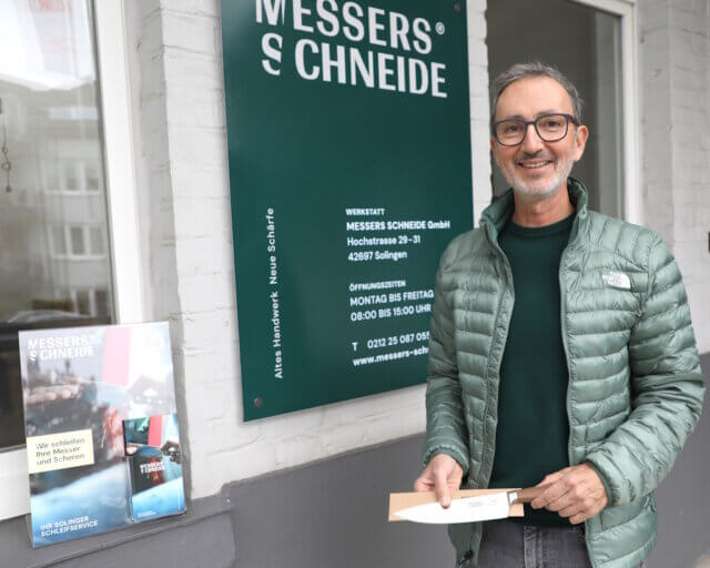 messers-schneide-patrik-hympendahl (1) Patrik Hympendahl vor der neuen Werkstatt von „Messers Schneide“ in Solingen-Ohligs. Der Gründer startete sein Unternehmen 2020 in einer Kölner Garage. (Foto: © Bastian Glumm)