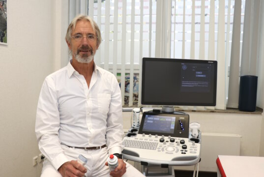 Neu im Team: Gefäßchirurg Dr. Michael Gretschel bietet seit Sommer in der Chirurgisch-Orthopädischen Gemeinschaftspraxis Solingen moderne Gefäßmedizin an. (Foto: © Bastian Glumm)