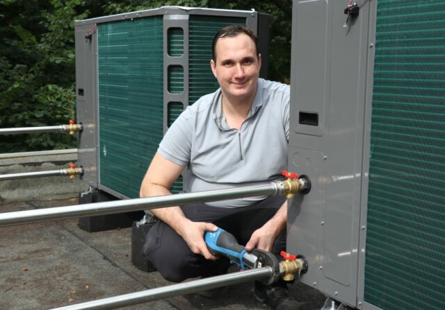 Der Solinger Installateur- und Heizungsbauermeister Michael Preuß hat den Schritt in die Selbstständigkeit gewagt. Er setzt auf ökologische Nachhaltigkeit. (Foto: © Bastian Glumm)