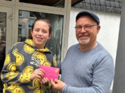 Der Solinger Teenager Mika übergibt seine Geburtstagsspende in Höhe von 800 Euro an Klaus Krampitz von der Wohnungslosenhilfe der Diakonie Wuppertal. (Foto: © Diakonie Wuppertal)