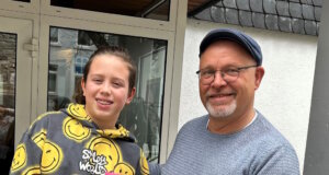 Der Solinger Teenager Mika übergibt seine Geburtstagsspende in Höhe von 800 Euro an Klaus Krampitz von der Wohnungslosenhilfe der Diakonie Wuppertal. (Foto: © Diakonie Wuppertal)