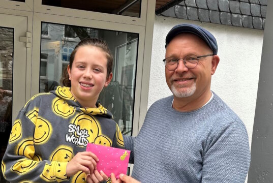 Der Solinger Teenager Mika übergibt seine Geburtstagsspende in Höhe von 800 Euro an Klaus Krampitz von der Wohnungslosenhilfe der Diakonie Wuppertal. (Foto: © Diakonie Wuppertal)