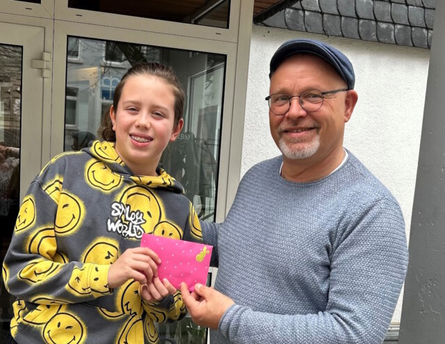 mika-klaus-krampitz-diakone-wuppertal Der Solinger Teenager Mika übergibt seine Geburtstagsspende in Höhe von 800 Euro an Klaus Krampitz von der Wohnungslosenhilfe der Diakonie Wuppertal. (Foto: © Diakonie Wuppertal)