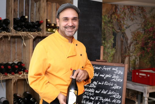 Benedetto Cottone betreibt gemeinsam mit seiner Familie die Trattoria „Mille Gusti“ in Aufderhöhe. (Foto: © Bastian Glumm)