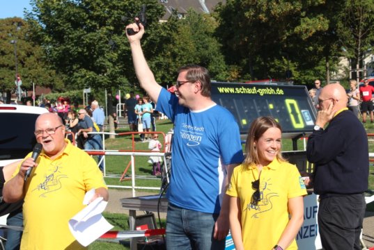 Oberbürgermeister Tim Kurzbach eröffnete vergangenes Jahr den 12. Miss-Zöpfchen-Lauf und wird auch bei der Folgeveranstaltung wieder Schirmherr sein. An seiner Seite: Kim Armbrüster, die den Lauf ins Leben rief, und Hartmut "Hacki" Lemmer, ehemaliger Chef des Solinger Sportbunds. (Archivfoto: © Bastian Glumm)