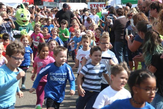 Mit ganz viel Begeisterung gingen am Sonntagmittag beim 11. Miss Zöpfchen-Lauf die kleineren Kinder beim Bambini-Lauf an den Start. (Foto: © B. Glumm)