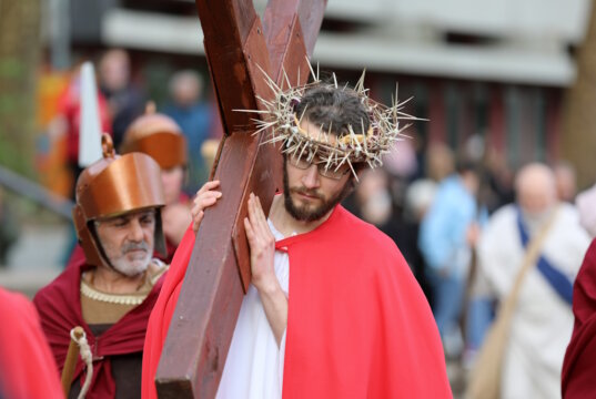 Die "Missione Cattolica Italiana" stellte an Karfreitag wie jedes Jahr die Passion Christi in Solingen-Wald nach. Giuseppe Bevacqua übernahm die Rolle des Jesus Christus. (Foto: © Bastian Glumm)