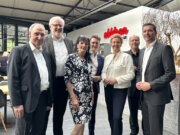 Diskutierten beim Empfang der MIT im "Ebbtron" in Ohligs: v.li. MIT-Bezirksvorsitzender Wolfgang Leyendecker, CDU-MdL Sebastian Haug, MIT-Landesvorsitzende Gerlinde Steingrüber, CDU-Ratsfraktioschef Daniel Flemm, NRW-Ministerin Ina Brandes, Rolf Steingrüber (MIT) und IHK-Präsident Henner Pasch. (Foto: © CDU Solingen)