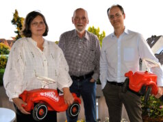 Prof. Dr. Jörg Becker (mi.) übergibt die Organisation des Nordstadt-Flohmarkts an die Mitteschmiede Solingen e.V., vertreten durch Nicole von Mueller und Dr. Guido Eusani (re.). (Foto: © Mitteschmiede e.V.)