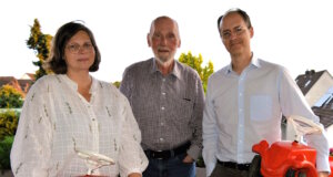 Prof. Dr. Jörg Becker (mi.) übergibt die Organisation des Nordstadt-Flohmarkts an die Mitteschmiede Solingen e.V., vertreten durch Nicole von Mueller und Dr. Guido Eusani (re.). (Foto: © Mitteschmiede e.V.)