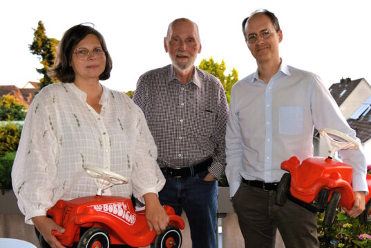 Prof. Dr. Jörg Becker (mi.) übergibt die Organisation des Nordstadt-Flohmarkts an die Mitteschmiede Solingen e.V., vertreten durch Nicole von Mueller und Dr. Guido Eusani (re.). (Foto: © Mitteschmiede e.V.)