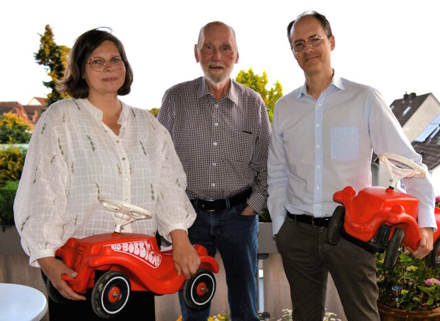 mitteschmiede-nordstadt-troedel-augstastrasse Prof. Dr. Jörg Becker (mi.) übergibt die Organisation des Nordstadt-Flohmarkts an die Mitteschmiede Solingen e.V., vertreten durch Nicole von Mueller und Dr. Guido Eusani (re.). (Foto: © Mitteschmiede e.V.)