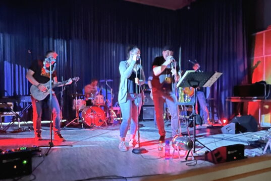 Am 24. Juni kommt MixTape 65 in die Burger Kirche. Die sechsköpfige Band steht für Cover-Rock der besonderen Art. (Foto: privat)