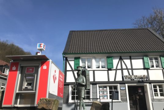 Nach dem Einbruch in die Sparkassen-Filiale steht den Burgerinnen und Burgern seit Dienstag direkt an der Geschäftsstelle ein mobiler Geldautomat zur Verfügung. (Foto: © Stadt-Sparkasse Solingen)