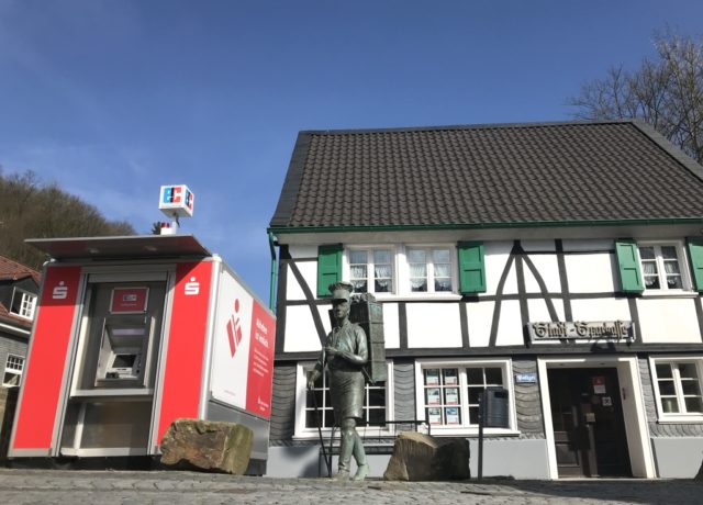 Nach dem Einbruch in die Sparkassen-Filiale steht den Burgerinnen und Burgern seit Dienstag direkt an der Geschäftsstelle ein mobiler Geldautomat zur Verfügung. (Foto: © Stadt-Sparkasse Solingen)