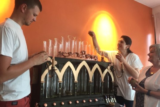 Das AWO-Proberaumhaus "Monkeys" an der Konrad-Adenauer-Straße freute sich jetzt über eine Spende in Höhe von 1.000 Euro des dm-drogerie marktes. 10 "Monkeys"-Taler wanderten in die Spenden-Orgel. (Foto: © Nina Braun)