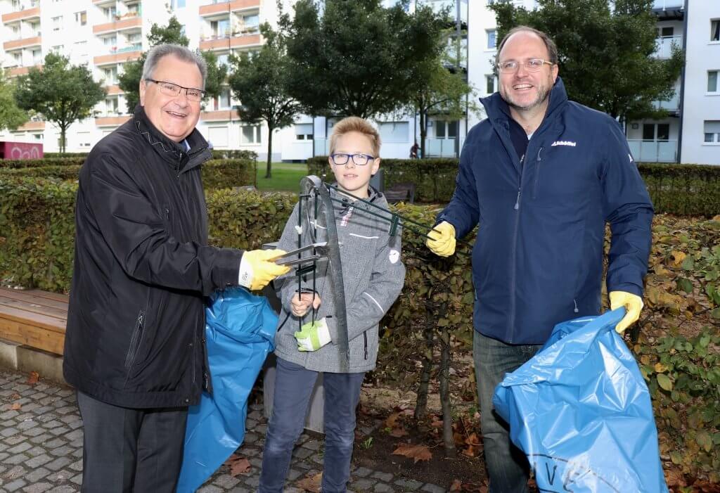 Sammelten am Samstag Müll: Bürgermeister Ernst Lauterjung (li.) gemeinsam mit Torsten Küster und Sohn. (Foto: © Bastian Glumm)