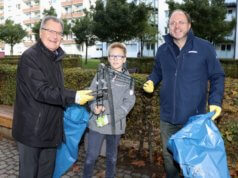 Sammelten am Samstag Müll: Bürgermeister Ernst Lauterjung (li.) gemeinsam mit Torsten Küster und Sohn. (Foto: © Bastian Glumm)