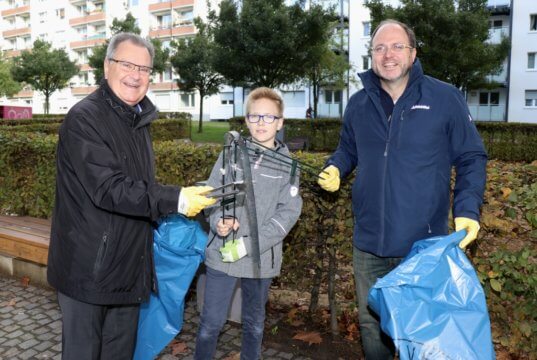 Sammelten am Samstag Müll: Bürgermeister Ernst Lauterjung (li.) gemeinsam mit Torsten Küster und Sohn. (Foto: © Bastian Glumm)