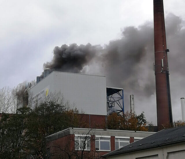 Am Samstag brennt es am oder im Müllheizkraftwerk an der Sandstraße in Solingen. Die Warnapp NINA löste aus. (Foto: © Oliver Krosse)