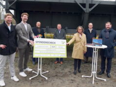 Von jedem verkauten Ticket für den Brückensteig, gehen zwei Euro an den Verein Welterbe Müngstener Brücke e.V. Der erste Scheck über 20.000 Euro wurde jetzt zum Status des Welterbeantrags feierlich übergeben. (Foto: © Deepwood GmbH)