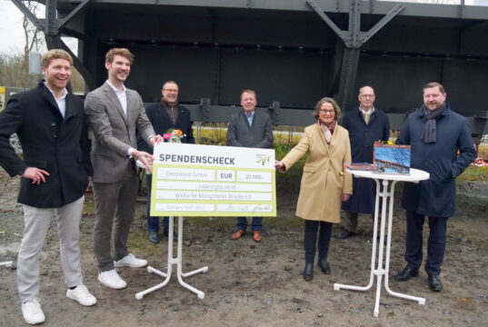 Von jedem verkauten Ticket für den Brückensteig, gehen zwei Euro an den Verein Welterbe Müngstener Brücke e.V. Der erste Scheck über 20.000 Euro wurde jetzt zum Status des Welterbeantrags feierlich übergeben. (Foto: © Deepwood GmbH)