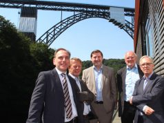 Wollen, dass die Müngstener Brücke Weltkulturerbe wird:. v.li. Andreas Mucke (Oberbürgermeister Wuppertal), Burkhard Mast-Weisz (Oberbürgermeister Remscheid) und Solingens OB Tim Kurzbach. An ihrer Seite: Industriearchäologe und Welterbexperte Rolf Höhmann und Prof. Kunibert Wachten von der RWTH Aachen. (Foto: © B. Glumm)