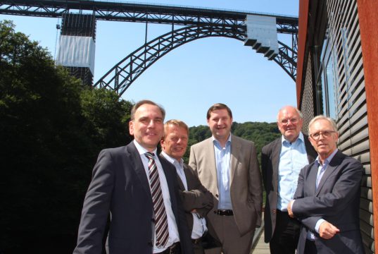 Wollen, dass die Müngstener Brücke Weltkulturerbe wird:. v.li. Andreas Mucke (Oberbürgermeister Wuppertal), Burkhard Mast-Weisz (Oberbürgermeister Remscheid) und Solingens OB Tim Kurzbach. An ihrer Seite: Industriearchäologe und Welterbexperte Rolf Höhmann und Prof. Kunibert Wachten von der RWTH Aachen. (Foto: © B. Glumm)
