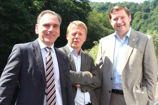 Die drei bergischen Großstädte sollen kulturell noch näher zusammenrücken: v.li. Andreas Mucke (Oberbürgermeister Wuppertal), Burkhard Mast-Weisz (Oberbürgermeister Remscheid) und Solingens Oberbürgermeister Tim Kurzbach. (Archivfoto: © B. Glumm)