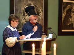 Judith Schreiber und Kurt Picard gestalteten den Abend bunt und vielseitig. Als „Schlieper“ und „Lewerfrau“ verkleidet erzählten die beiden Ur-Solinger vom Leben in und rund um Solingen. (Foto: © Christa Kastner)