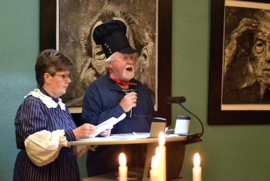 Judith Schreiber und Kurt Picard gestalteten den Abend bunt und vielseitig. Als „Schlieper“ und „Lewerfrau“ verkleidet erzählten die beiden Ur-Solinger vom Leben in und rund um Solingen. (Foto: © Christa Kastner)